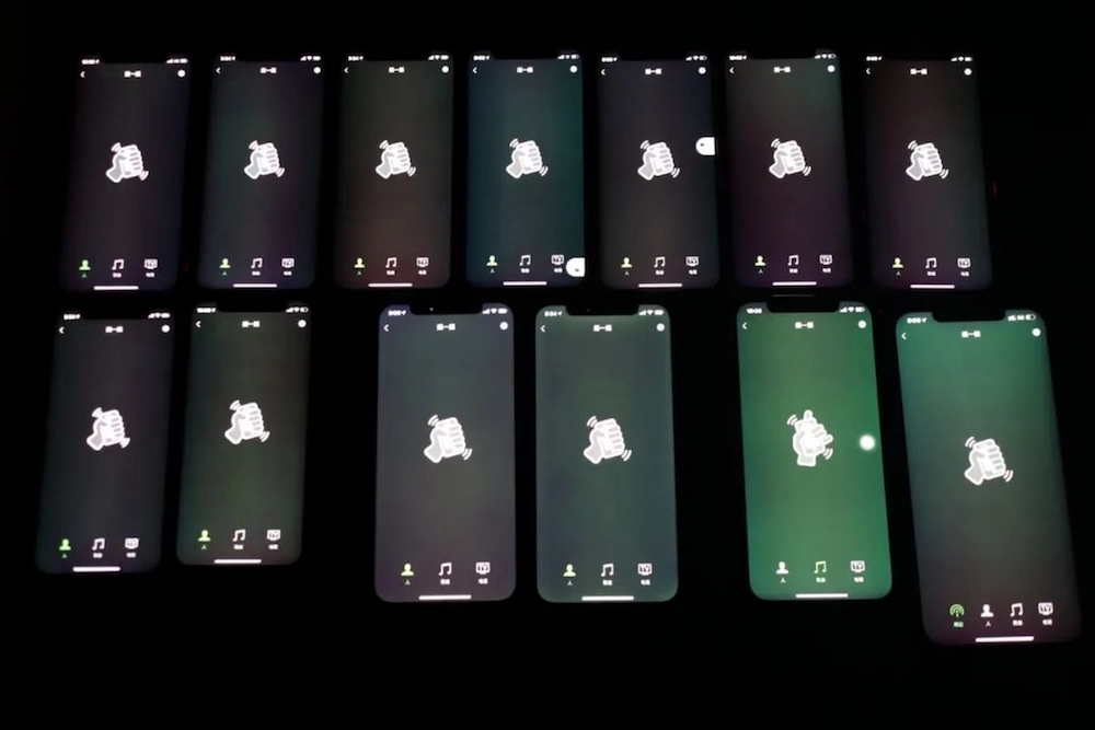 зеленый цвет на экране Айфона 12
