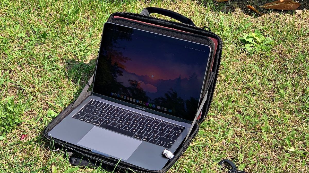 Как защитить MacBook на улице?